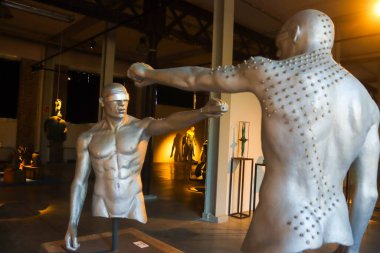 Milan (İtalya), 09 / 11 / 2025 - Sergi / Heykeltıraş Emanuel Giannelli / Sanat - Uluslararası üne sahip İtalyan heykeltıraş Emanuel Giannelli 'nin çalışmaları Milano' daki 