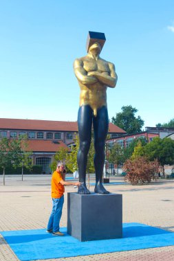 Milan (İtalya), 09 / 11 / 2025 - Sergi / Heykeltıraş Emanuel Giannelli / Sanat - Uluslararası üne sahip İtalyan heykeltıraş Emanuel Giannelli 'nin çalışmaları Milano' daki 