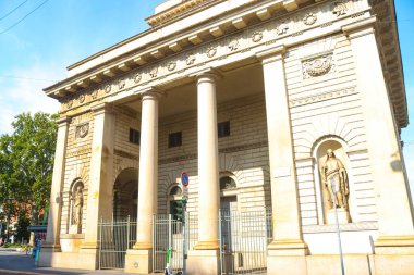 Milan (İtalya), 12 Eylül 2025 - Porta Venezia - Porta Venezia, Milano 'nun İspanyol duvarları boyunca inşa edilen altı ana kapısından biridir. (Edson de souza 2nci bölüm))       