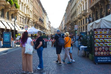 Milan (İtalya), 09 / 12 / 2025 - hareket / turistler / Milan - 12 Eylül 2025 Cuma günü öğleden sonra, Milano 'nun tarihi merkezinde büyük turist ve işçi hareketi. (Edson De Souza / Yeniler 2)         