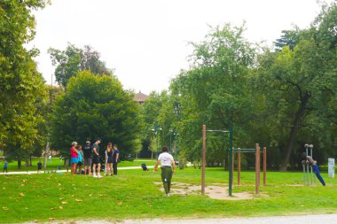 Milan (İtalya), 13 Eylül 2025 - Hava / Parco Sempione - Milano 'da çok sıcak bir gündü ve birçok Milanolu ve turist Parco Sempione' yi ziyaret etme fırsatı buldu. Sempione Parkı, Sforza Kalesi 'nin yanında. (Edson de souza 2nci bölüm))  