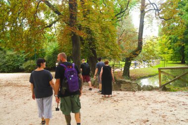Milan (İtalya), 13 Eylül 2025 - Hava / Parco Sempione - Milano 'da çok sıcak bir gündü ve birçok Milanolu ve turist Parco Sempione' yi ziyaret etme fırsatı buldu. Sempione Parkı, Sforza Kalesi 'nin yanında. (Edson de souza 2nci bölüm))  