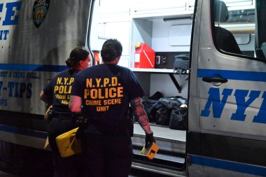 NYPD olay yeri inceleme ekipleri, Dashanna Donovan olarak tanımlanan 21 yaşındaki bir kadının başından vurularak öldürüldüğü evden birkaç kanıt torbası çıkardılar. 12 Eylül 2025, Queens, New York. (Kyle Mazza\ yeni2))      