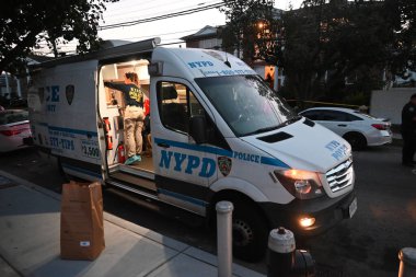 New York Polis Departmanı olay yeri inceleme ekipleri kanıt torbalarını kaldırdı, adli tıp şefi cesedi çıkardı ve NYPD 76 yaşındaki John Muraco 'nun 159-03 102 numaralı sokakta bıçaklandığı evi koruyor. (Kyle Mazza\ yeni2))   
