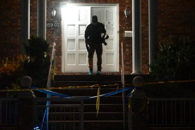 New York Polis Departmanı olay yeri inceleme ekipleri kanıt torbalarını kaldırdı, adli tıp şefi cesedi çıkardı ve NYPD 76 yaşındaki John Muraco 'nun 159-03 102 numaralı sokakta bıçaklandığı evi koruyor. (Kyle Mazza\ yeni2))   