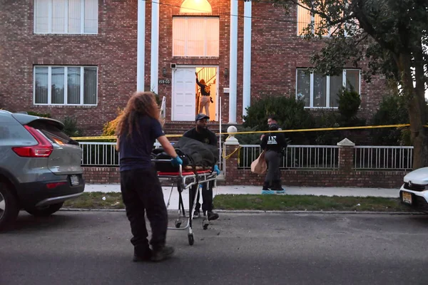 New York Polis Departmanı olay yeri inceleme ekipleri kanıt torbalarını kaldırdı, adli tıp şefi cesedi çıkardı ve NYPD 76 yaşındaki John Muraco 'nun 159-03 102 numaralı sokakta bıçaklandığı evi koruyor. (Kyle Mazza\ yeni2))   