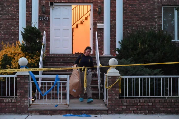New York Polis Departmanı olay yeri inceleme ekipleri kanıt torbalarını kaldırdı, adli tıp şefi cesedi çıkardı ve NYPD 76 yaşındaki John Muraco 'nun 159-03 102 numaralı sokakta bıçaklandığı evi koruyor. (Kyle Mazza\ yeni2))   