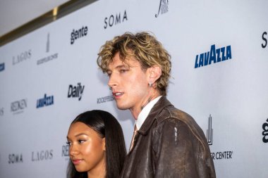 12 Eylül 2025, New York, New York, ABD: (L-R) Casie Baker ve Makineli Tüfek Kelly (mgk) (Colson Baker) 12 Eylül 2025 tarihinde New York 'ta The Rainbow Room' da Daily Front Row 'un 12. (M10 'lar\ yeni 2ler))