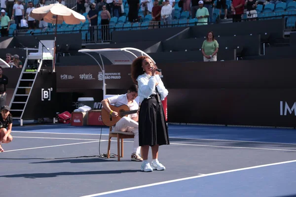 Sao Paulo (sp), 09 / 13 / 2025 - sao paulo 'da açılan sp' de tiantsoa rakotomanga rajaonah (fra) vs janice tjen (ina) ile oynanan tekler final maçı öncesinde şarkıcı tali. (leco viana\ yeni2))    