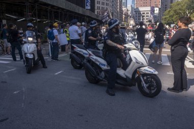 13 Eylül 2025, New York, New York, ABD: Motosikletli NYPD memurları 13 Eylül 2025 'te Broadway' de Hayvan Hakları Yürüyüşü sırasında yürüyüşçülere eşlik ediyor. (M10 'lar\ yeni 2ler))