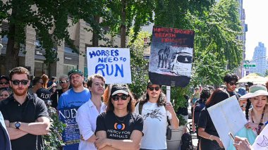 13 Eylül 2025, New York, New York, ABD: Hayvan hakları protestocuları Mart 2025 'te Hayvan Hakları Yürüyüşü öncesi Hayvan Hakları Yürüyüşü sırasında HORSES' in BREATH ExHASTA tabelaları taşıdılar. (M10 'lar\ yeni 2ler))
