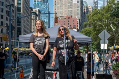 13 Eylül 2025, New York, New York, ABD: (L-R) Jamie Logan ve Rachel Levy Ejsmont 13 Eylül 2025 'te Broadway' de düzenlenen Hayvan Hakları Yürüyüşü Mart 2025 'te konuşma yaptılar. (M10 'lar\ yeni 2ler))