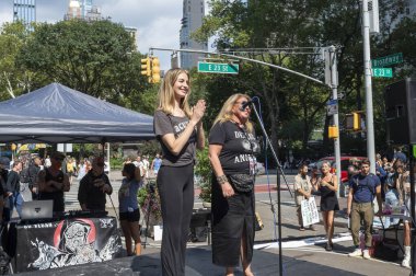 13 Eylül 2025, New York, New York, ABD: (L-R) Jamie Logan ve Rachel Levy Ejsmont 13 Eylül 2025 'te New York' ta Broadway 'de düzenlenen Hayvan Hakları Yürüyüşü öncesi NYC 2025 yürüyüş mitinginde konuşma yaptılar. (M10 'lar\ yeni 2ler))