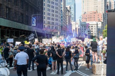 13 Eylül 2025, New York, New York, ABD: Yüzlerce hayvan hakları protestocusu 13 Eylül 2025 'te New York' ta Broadway 'de düzenlenen Hayvan Hakları Yürüyüşü 2025' e katıldı. (M10 'lar\ yeni 2ler))