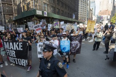 13 Eylül 2025, New York, New York, ABD: Yüzlerce hayvan hakları protestocusu 13 Eylül 2025 'te New York' ta Broadway 'de Hayvan Hakları Yürüyüşü 2025' e katılıyor. (M10 'lar\ yeni 2ler))         