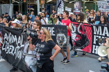 13 Eylül 2025, New York, New York, ABD: Rachel Levy Ejsmont 13 Eylül 2025 tarihinde Broadway 'de Hayvan Hakları Yürüyüşü sırasında New York City' de bir konuşma yaptı. (M10 'lar\ yeni 2ler))