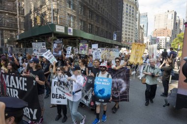 13 Eylül 2025, New York, New York, ABD: Yüzlerce hayvan hakları protestocusu 13 Eylül 2025 'te New York' ta Broadway 'de Hayvan Hakları Yürüyüşü 2025' e katılıyor. (M10 'lar\ yeni 2ler))         