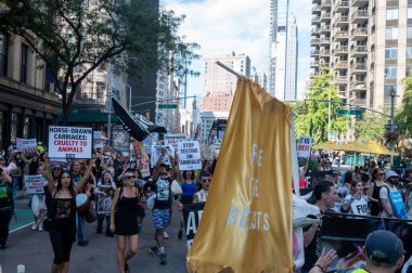 13 Eylül 2025, New York, New York, ABD: Yüzlerce hayvan hakları protestocusu 13 Eylül 2025 'te New York' ta Broadway 'de Hayvan Hakları Yürüyüşü 2025' e katılıyor. (M10 'lar\ yeni 2ler))         