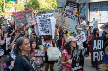 13 Eylül 2025, New York, New York, ABD: Yüzlerce hayvan hakları protestocusu 13 Eylül 2025 'te New York' ta Broadway 'de Hayvan Hakları Yürüyüşü 2025' e katılıyor. (M10 'lar\ yeni 2ler))         