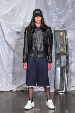 14 Eylül 2025, New York, New York, ABD: New York 'ta 14 Eylül 2025' te New York DC moda haftası boyunca Gabe Gordon defilesi için podyumda bir model yürür. (M10 'lar\ yeni 2ler))                  