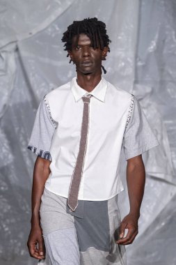 14 Eylül 2025, New York, New York, ABD: New York 'ta 14 Eylül 2025' te New York DC moda haftası boyunca Gabe Gordon defilesi için podyumda bir model yürür. (M10 'lar\ yeni 2ler))                  