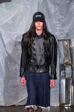 14 Eylül 2025, New York, New York, ABD: New York 'ta 14 Eylül 2025' te New York DC moda haftası boyunca Gabe Gordon defilesi için podyumda bir model yürür. (M10 'lar\ yeni 2ler))                  