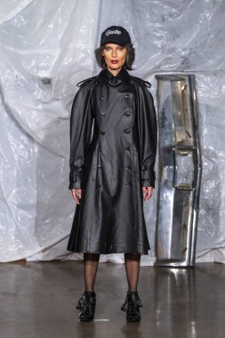 14 Eylül 2025, New York, New York, ABD: New York 'ta 14 Eylül 2025' te New York DC moda haftası boyunca Gabe Gordon defilesi için podyumda bir model yürür. (M10 'lar\ yeni 2ler))                  