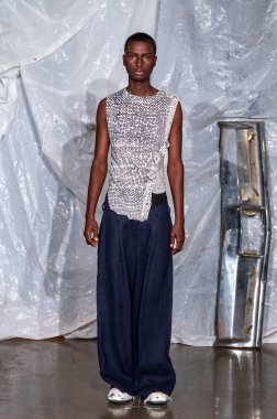 14 Eylül 2025, New York, New York, ABD: New York 'ta 14 Eylül 2025' te New York DC moda haftası boyunca Gabe Gordon defilesi için podyumda bir model yürür. (M10 'lar\ yeni 2ler))                  