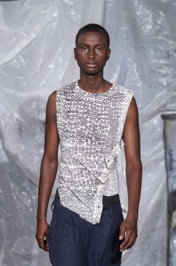 14 Eylül 2025, New York, New York, ABD: New York 'ta 14 Eylül 2025' te New York DC moda haftası boyunca Gabe Gordon defilesi için podyumda bir model yürür. (M10 'lar\ yeni 2ler))                  