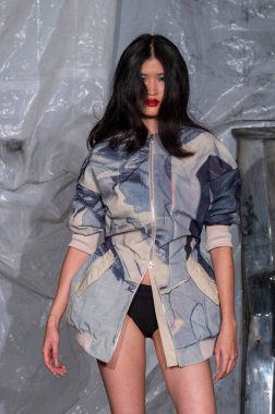 14 Eylül 2025, New York, New York, ABD: New York 'ta 14 Eylül 2025' te New York DC moda haftası boyunca Gabe Gordon defilesi için podyumda bir model yürür. (M10 'lar\ yeni 2ler))                  