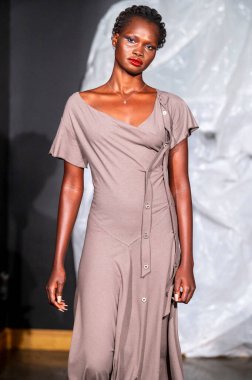 14 Eylül 2025, New York, New York, ABD: New York 'ta 14 Eylül 2025' te New York DC moda haftası boyunca Gabe Gordon defilesi için podyumda bir model yürür. (M10 'lar\ yeni 2ler))                  