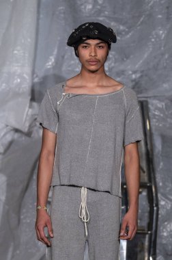 14 Eylül 2025, New York, New York, ABD: New York 'ta 14 Eylül 2025' te New York DC moda haftası boyunca Gabe Gordon defilesi için podyumda bir model yürür. (M10 'lar\ yeni 2ler))                  