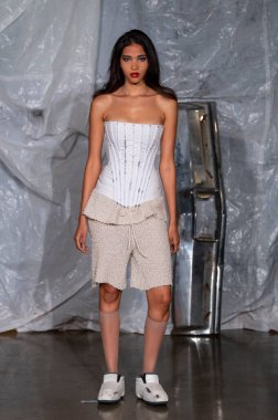 14 Eylül 2025, New York, New York, ABD: New York 'ta 14 Eylül 2025' te New York DC moda haftası boyunca Gabe Gordon defilesi için podyumda bir model yürür. (M10 'lar\ yeni 2ler))                  