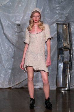 14 Eylül 2025, New York, New York, ABD: New York 'ta 14 Eylül 2025' te New York DC moda haftası boyunca Gabe Gordon defilesi için podyumda bir model yürür. (M10 'lar\ yeni 2ler))                  