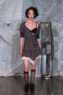 14 Eylül 2025, New York, New York, ABD: New York 'ta 14 Eylül 2025' te New York DC moda haftası boyunca Gabe Gordon defilesi için podyumda bir model yürür. (M10 'lar\ yeni 2ler))                  