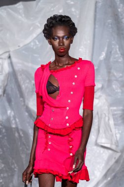 14 Eylül 2025, New York, New York, ABD: New York 'ta 14 Eylül 2025' te New York DC moda haftası boyunca Gabe Gordon defilesi için podyumda bir model yürür. (M10 'lar\ yeni 2ler))                  