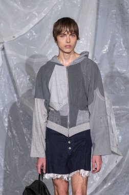 14 Eylül 2025, New York, New York, ABD: New York 'ta 14 Eylül 2025' te New York DC moda haftası boyunca Gabe Gordon defilesi için podyumda bir model yürür. (M10 'lar\ yeni 2ler))                  