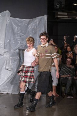  14 Eylül 2025, New York, New York, ABD: Gabe Gordon (R), DCTV 'deki Gabe Gordon moda haftası için podyum finalinde yürüyor. (M10 'lar\ yeni 2ler))