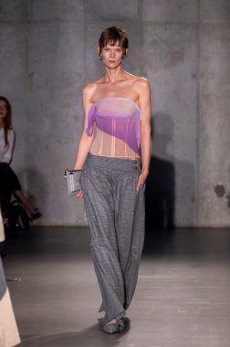 14 Eylül 2025, New York, New York, ABD: 14 Eylül 2025 'te Genesis House' da 2026 baharında Bach Mai defilesi için podyumda bir model yürür. (M10 'lar\ yeni 2ler))                       