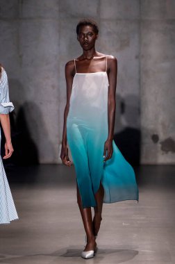 14 Eylül 2025, New York, New York, ABD: 14 Eylül 2025 'te Genesis House' da 2026 baharında Bach Mai defilesi için podyumda bir model yürür. (M10 'lar\ yeni 2ler))                       