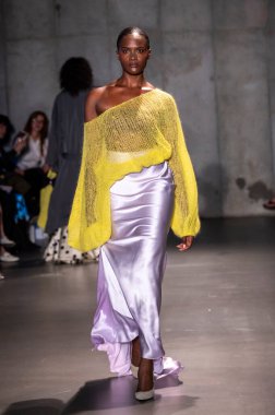 14 Eylül 2025, New York, New York, ABD: 14 Eylül 2025 'te Genesis House' da 2026 baharında Bach Mai defilesi için podyumda bir model yürür. (M10 'lar\ yeni 2ler))                       