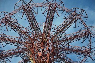 Coney Adası Paraşüt Atlayışı, 14 Eylül 2025, Queens, New York. 1964 'ten beri kapalı olmasına ve şehrin simgesi olmasına rağmen, 110 metre yüksekliğindeki kulesi Coney Adası' nın önde gelen ikonlarından biri olmaya devam ediyor. (Muzaffer m matos\ the new s2)          