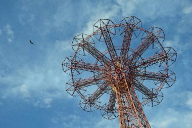 Coney Adası Paraşüt Atlayışı, 14 Eylül 2025, Queens, New York. 1964 'ten beri kapalı olmasına ve şehrin simgesi olmasına rağmen, 110 metre yüksekliğindeki kulesi Coney Adası' nın önde gelen ikonlarından biri olmaya devam ediyor. (Muzaffer m matos\ the new s2)          