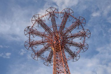 Coney Adası Paraşüt Atlayışı, 14 Eylül 2025, Queens, New York. 1964 'ten beri kapalı olmasına ve şehrin simgesi olmasına rağmen, 110 metre yüksekliğindeki kulesi Coney Adası' nın önde gelen ikonlarından biri olmaya devam ediyor. (Muzaffer m matos\ the new s2)          