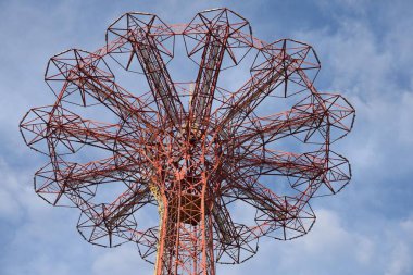 Coney Adası Paraşüt Atlayışı, 14 Eylül 2025, Queens, New York. 1964 'ten beri kapalı olmasına ve şehrin simgesi olmasına rağmen, 110 metre yüksekliğindeki kulesi Coney Adası' nın önde gelen ikonlarından biri olmaya devam ediyor. (Muzaffer m matos\ the new s2)          