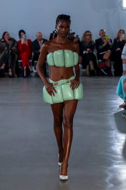 15 Eylül 2025, New York, New York, ABD: POP-CHRISHABANA moda haftası 2026 baharında bir model podyumda yürüyor. (M10 'lar\ yeni 2ler))                    