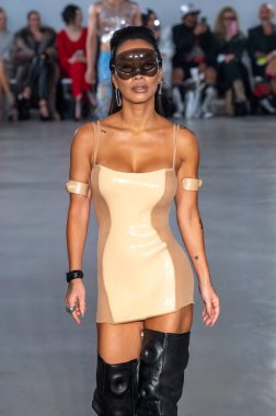 15 Eylül 2025, New York, ABD: Asa Akira, New York Moda Haftası 2026 ilkbaharında POP-CHRISHABANA defilesi için podyumda yürüyor. (M10 'lar\ yeni 2ler)) 