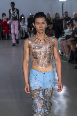 15 Eylül 2025, New York, New York, ABD: POP-CHRISHABANA moda haftası 2026 baharında bir model podyumda yürüyor. (M10 'lar\ yeni 2ler))                    