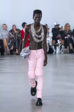 15 Eylül 2025, New York, New York, ABD: POP-CHRISHABANA moda haftası 2026 baharında bir model podyumda yürüyor. (M10 'lar\ yeni 2ler))                    