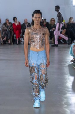 15 Eylül 2025, New York, New York, ABD: POP-CHRISHABANA moda haftası 2026 baharında bir model podyumda yürüyor. (M10 'lar\ yeni 2ler))                    